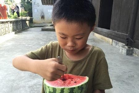小孩晚上吃瓜,孩子晚间美食新体验