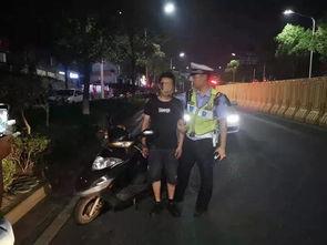 民警看热闹吃瓜,揭秘街头热闹背后的故事